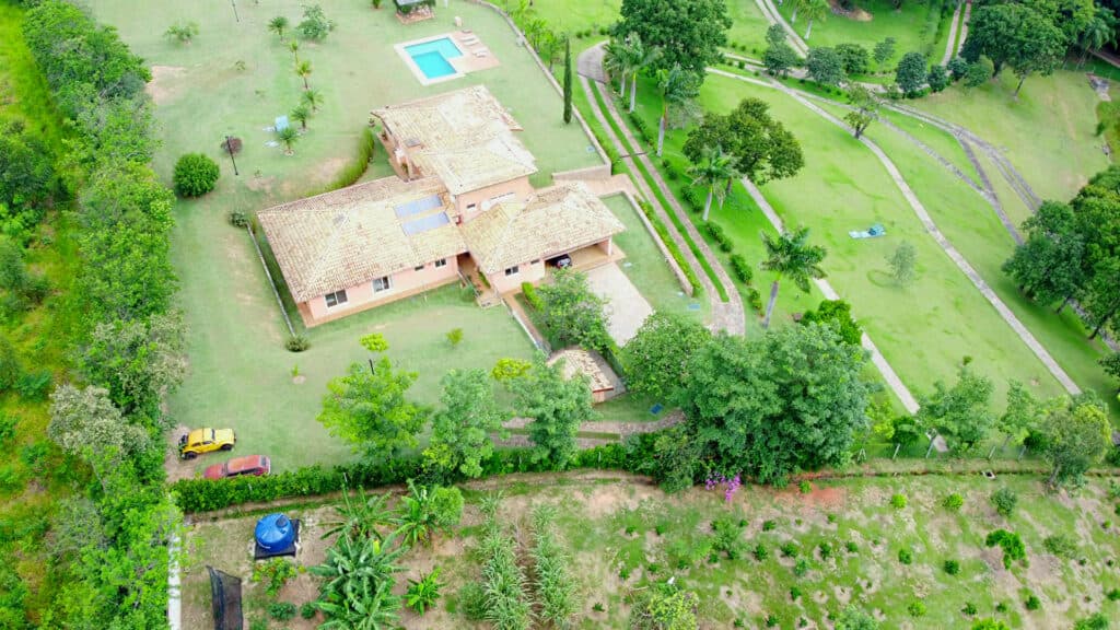 Imagem aérea capturada com drone profissional — vista panorâmica de condomínio