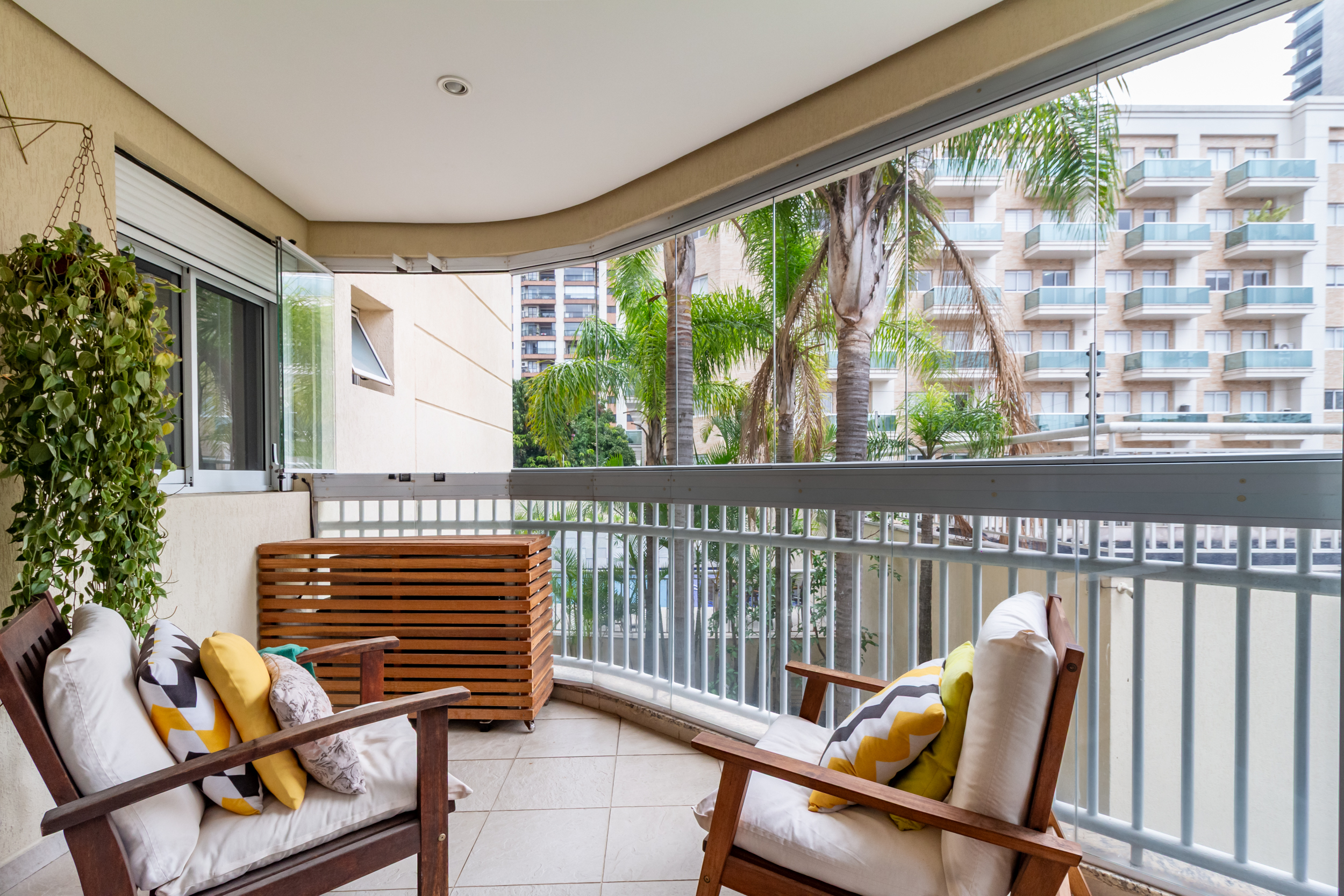 Fotografia imobiliária profissional combinando luz externa e interna