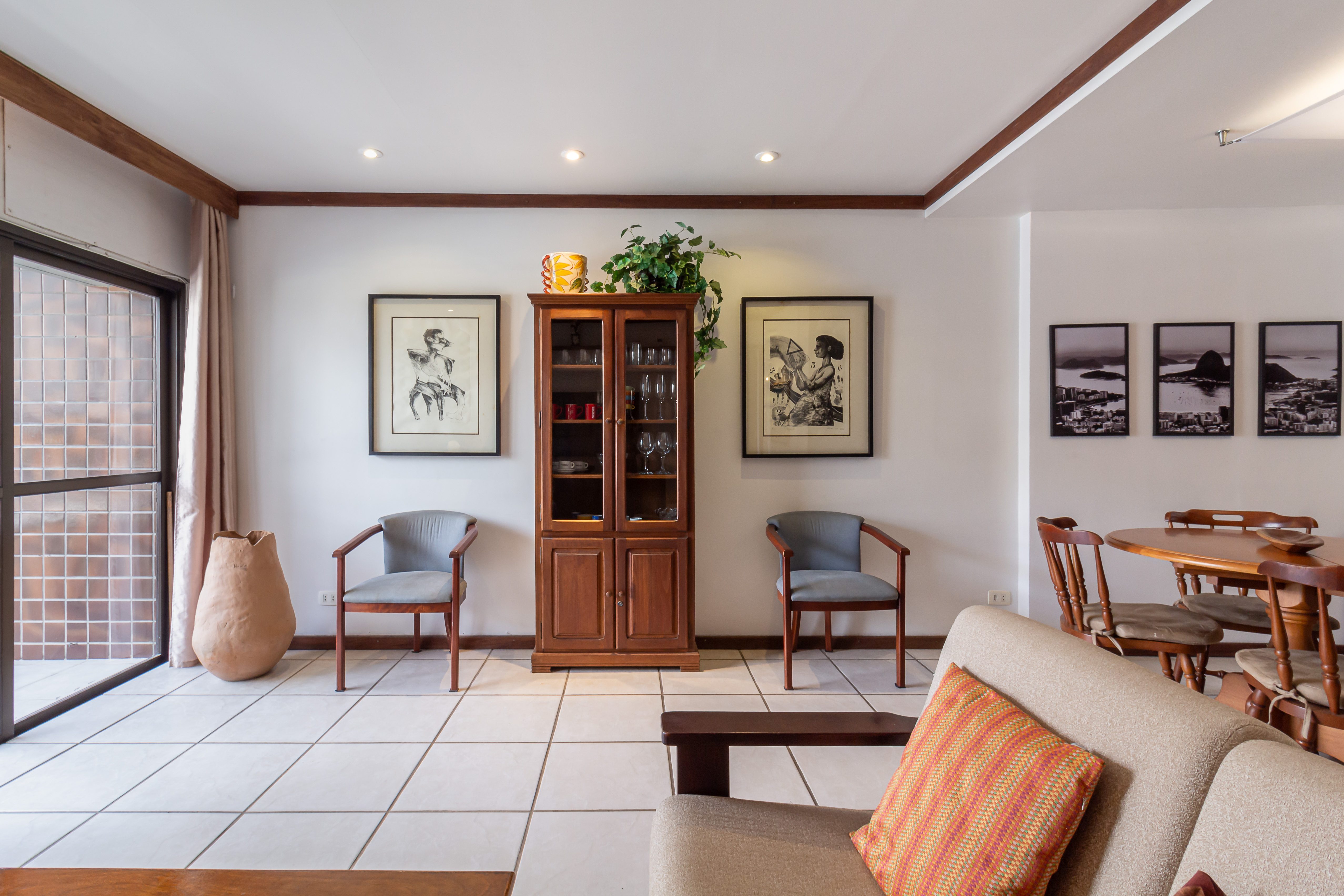 Exemplo de sala decorada com staging virtual fotorrealista