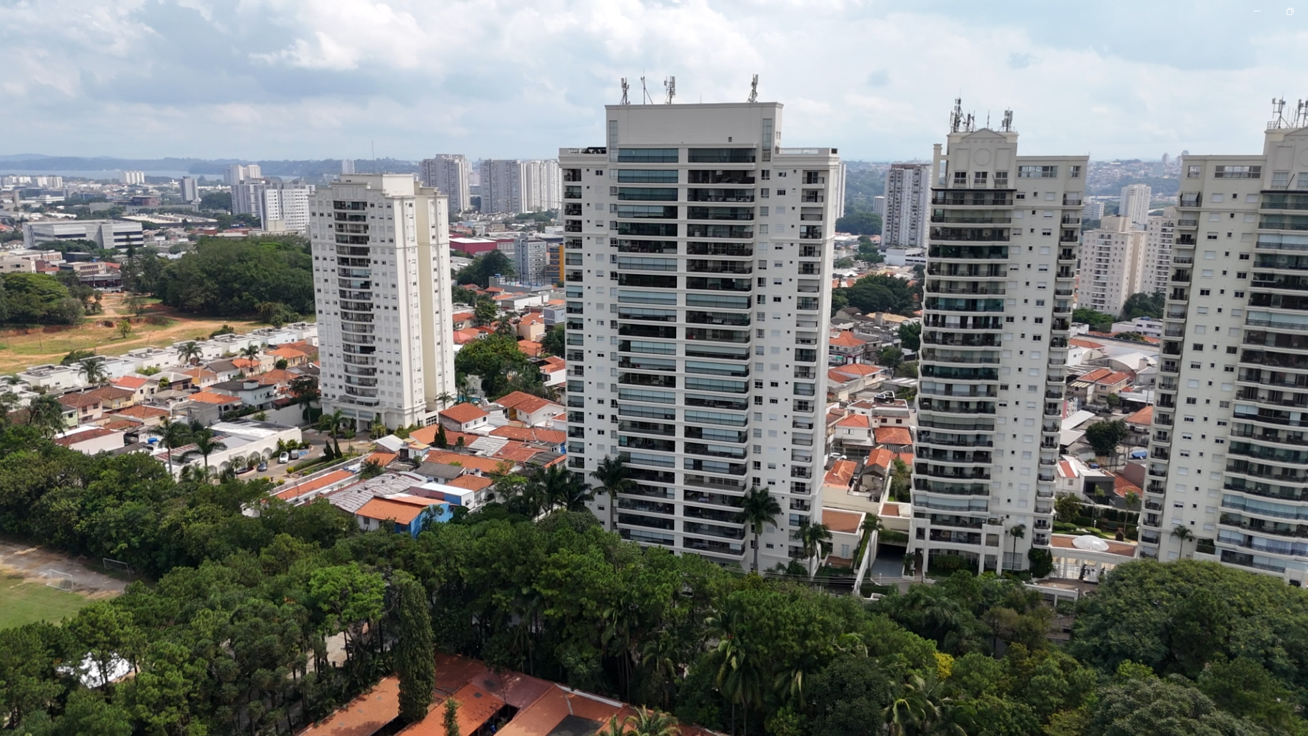 Equipamento profissional montado sobre tripé robusto em ensaio imobiliário